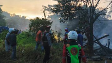 Brimob Polda Kaltim Gerak Cepat Tangani Kebakaran Rumah di Samarinda