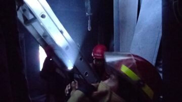 Gerak Cepat Tim Respons Bencana Batalyon B Pelopor Amankan Lokasi Kebakaran di Sungai Kapih