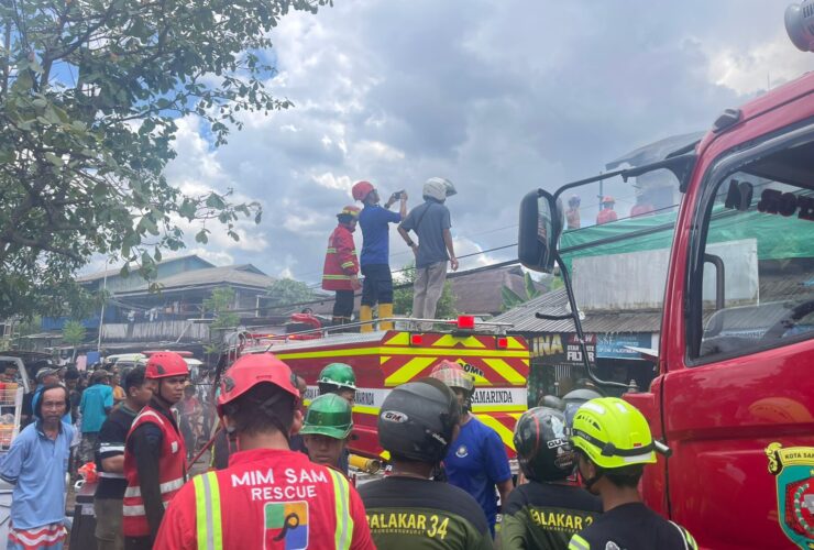 Batalyon A Brimob Kaltim Bergerak Cepat Bantu Padamkan Kebakaran di Kel. Muara Rapak Balikpapan