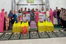 Polwan Polda Kaltim dan Bhayangkari Daerah Kaltim Berbagi Kebahagiaan di Masjid An-Nur Balikpapan