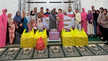 Polwan Polda Kaltim dan Bhayangkari Daerah Kaltim Berbagi Kebahagiaan di Masjid An-Nur Balikpapan