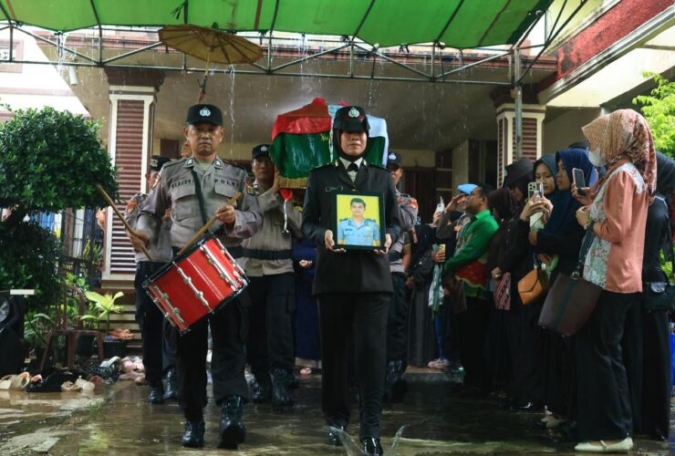 Polda Lampung Berduka: Kapolda Hadiri Upacara Pemakaman Bripka Anumerta Arya Supena yang Gugur Dalam Tugas