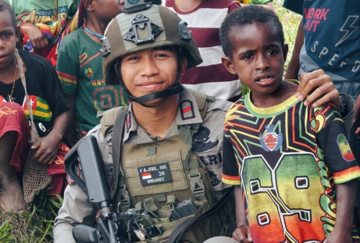 Satgas Damai Cartenz Tanamkan Semangat Belajar kepada Pelajar di Distrik Sinak
