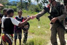 Jalin Keakraban dengan Warga, Satgas Ops Damai Cartenz Gelar Patroli Dialogis di Serambakon