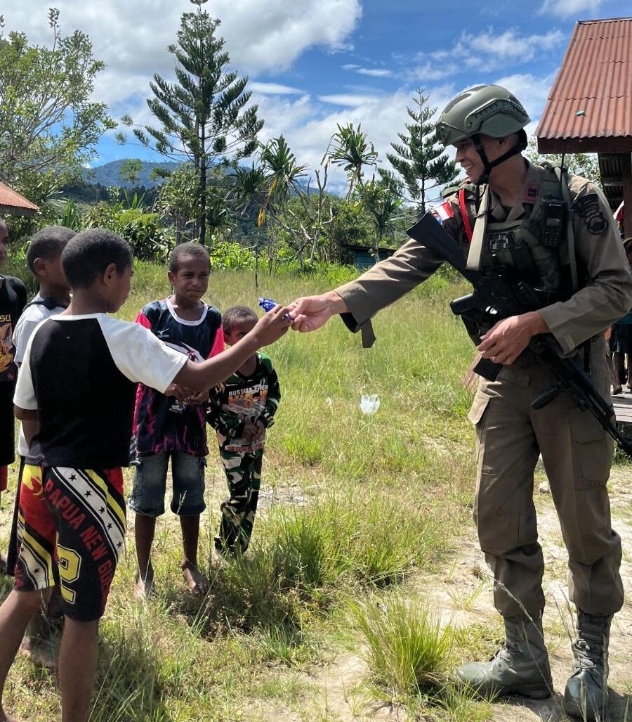 Jalin Keakraban dengan Warga, Satgas Ops Damai Cartenz Gelar Patroli Dialogis di Serambakon