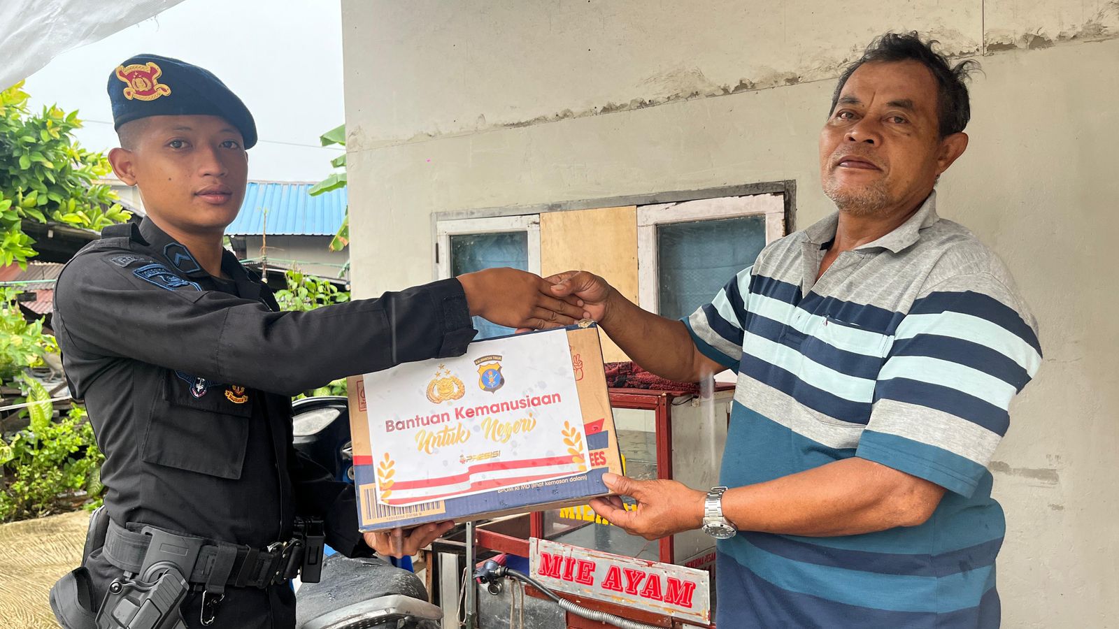 Peduli Sesama, Sat Brimob Polda Kaltim Salurkan Paket Sembako melalui Program ‘Jumat Berkah’