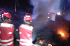 Rumah Warga di Batu Ampar Terbakar, Tim Respons Bencana Brimob Kaltim Bergerak Cepat
