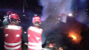Rumah Warga di Batu Ampar Terbakar, Tim Respons Bencana Brimob Kaltim Bergerak Cepat