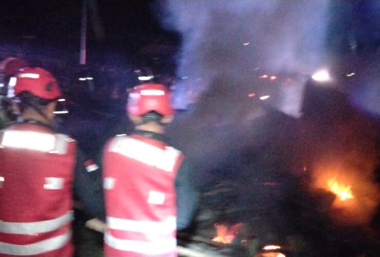 Rumah Warga di Batu Ampar Terbakar, Tim Respons Bencana Brimob Kaltim Bergerak Cepat