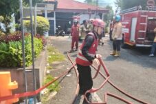 Tim Respons Bencana Brimob Polda Kaltim Gerak Cepat Tangani Kebakaran di Klandasan Ulu