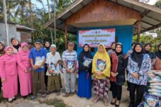 Polwan dan Bhayangkari Polda Kaltim Salurkan Bantuan Beras untuk Warga Karang Joang Balikpapan