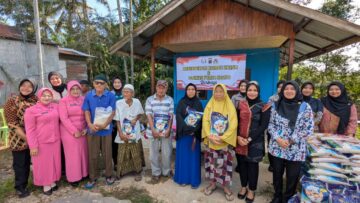 Polwan dan Bhayangkari Polda Kaltim Salurkan Bantuan Beras untuk Warga Karang Joang Balikpapan