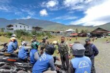 Patroli Humanis Satgas Ops Damai Cartenz Sambangi Pedagang dan Tukang Ojek di Mulia