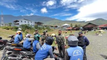 Patroli Humanis Satgas Ops Damai Cartenz Sambangi Pedagang dan Tukang Ojek di Mulia