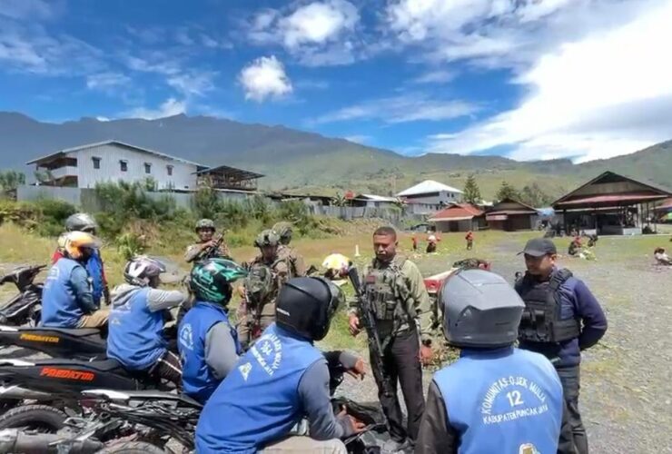 Patroli Humanis Satgas Ops Damai Cartenz Sambangi Pedagang dan Tukang Ojek di Mulia