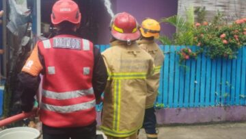 Brimob Polda Kaltim Sigap Bantu Padamkan Kebakaran Rumah di Balikpapan Selatan
