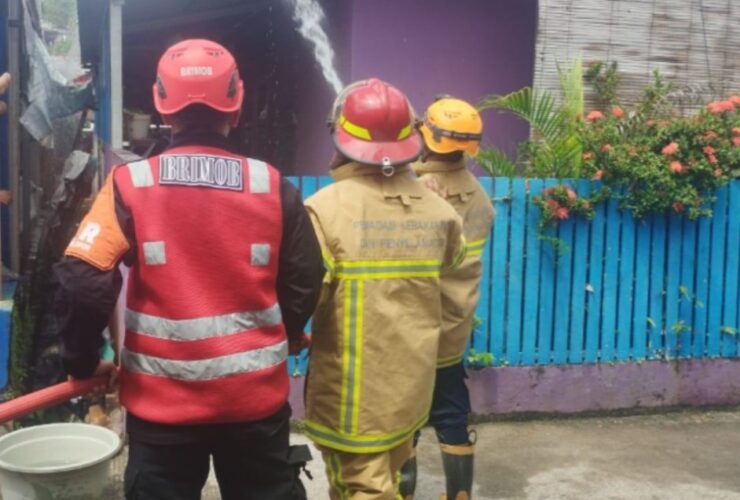 Brimob Polda Kaltim Sigap Bantu Padamkan Kebakaran Rumah di Balikpapan Selatan