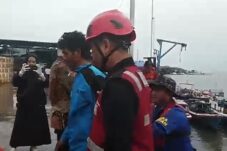 Tim SAR Brimob Polda Kaltim Evakuasi Nelayan Sakit di Perairan Teluk Balikpapan
