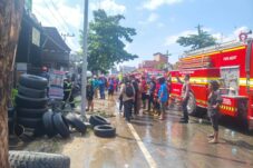 Tim Respons Bencana Brimob Kaltim Bergerak Cepat Tangani Kebakaran Ruko dan Bengkel di Gunung Kelua