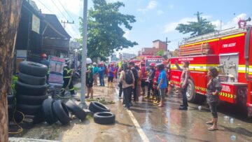 Tim Respons Bencana Brimob Kaltim Bergerak Cepat Tangani Kebakaran Ruko dan Bengkel di Gunung Kelua