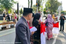 Kesbangpol Balikpapan Bagikan 1.500 Bendera Merah Putih pada Peringatan Hari Lahir Pancasila