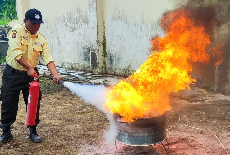 Cegah Risiko Sejak Dini, PLN UPP KLT 3 Latih Pegawai Tanggap Darurat Kebakaran