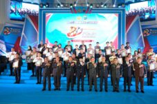Polda Kaltim Serahkan Penghargaan kepada Pemenang Lomba Film Pendek dan Infografis pada Syukuran Hari Bhayangkara ke-80