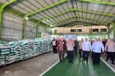 Kapolri Tinjau Pabrik Pupuk Batu Bara di Kampar, Lepas Distribusi 80 Ton Pupuk untuk Kelompok Tani Riau