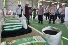 80 Ton Pupuk Batu Bara Disalurkan ke Petani Riau, Kapolri: Wujud Polri Hadir untuk Masyarakat