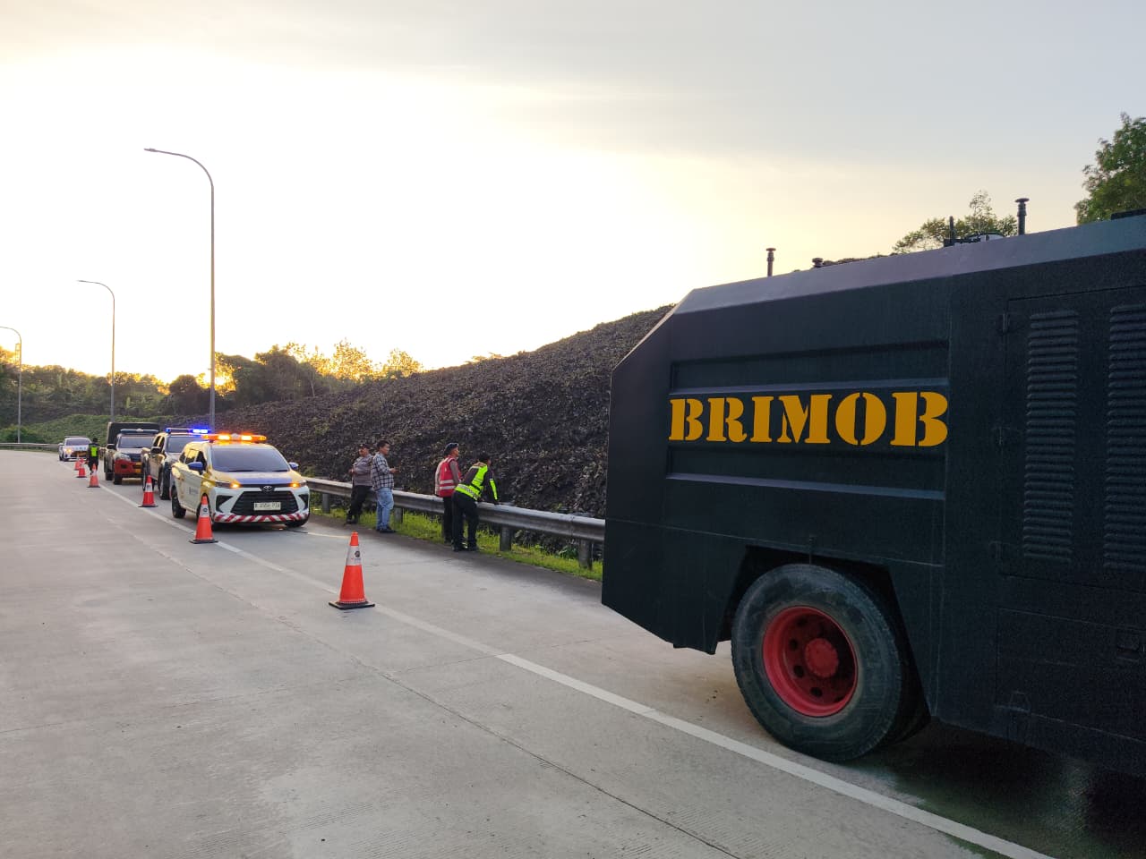 Brimob Polda Kaltim Gerak Cepat Padamkan Kebakaran Lahan di Sekitar Tol Balsam