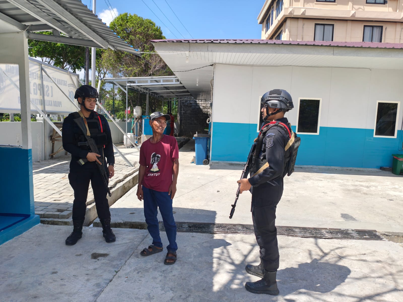 Brimob Polda Kaltim Patroli Kamtibmas ke Kantor SPPG Stal Kuda, Pastikan Program Pemenuhan Gizi Berjalan Aman