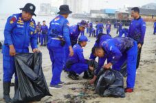 Ditpolairud Polda Kaltim Peduli Lingkungan, Gelar Aksi Bersih Pantai Wujudkan Pesisir ASRI