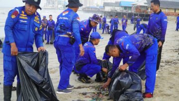 Ditpolairud Polda Kaltim Peduli Lingkungan, Gelar Aksi Bersih Pantai Wujudkan Pesisir ASRI