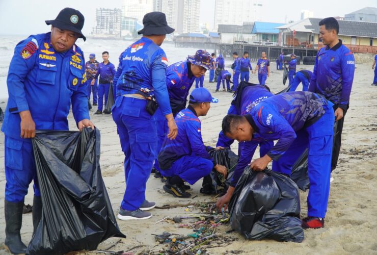 Ditpolairud Polda Kaltim Peduli Lingkungan, Gelar Aksi Bersih Pantai Wujudkan Pesisir ASRI