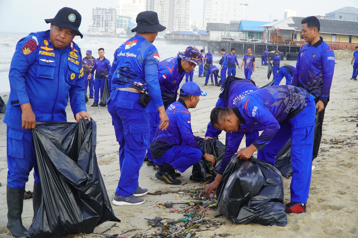 Ditpolairud Polda Kaltim Peduli Lingkungan, Gelar Aksi Bersih Pantai Wujudkan Pesisir ASRI