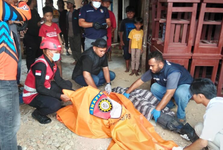 Tim Respons Bencana Brimob Polda Kaltim Evakuasi Penemuan Jenazah Pria di Balikpapan Tengah