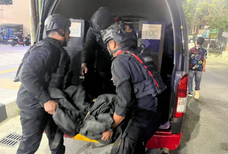 Tim Jibom Brimob Polda Kaltim Evakuasi Bom Sisa Perang Dunia II di Permukiman Balikpapan
