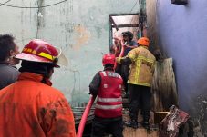 Respon Cepat,  Brimob Kaltim Padamkan Kebakaran Di Jalan Dahor 2 Balikpapan