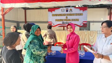 Polwan Polda Kaltim dan Bhayangkari Daerah Kaltim Salurkan Bantuan Sosial kepada Masyarakat di Balikpapan
