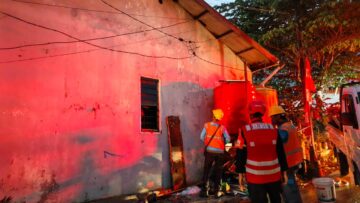 Gerak Cepat Tangani Kebakaran di Sambutan Samarinda, Satbrimob Polda Kaltim Turunkan Tim Respons Bencana