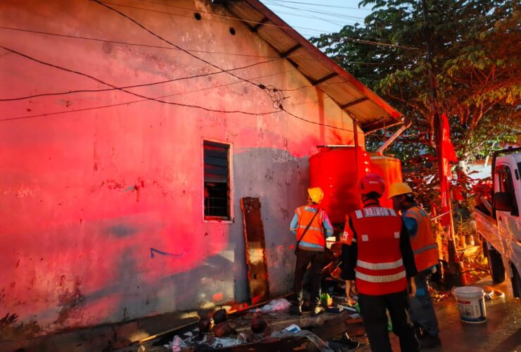 Gerak Cepat Tangani Kebakaran di Sambutan Samarinda, Satbrimob Polda Kaltim Turunkan Tim Respons Bencana