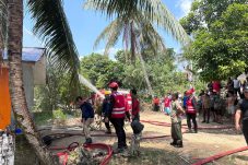 Sigap Tangani Kebakaran di Sendawar Raya, Tim Respon Bencana Kompi 2 Batalyon B Pelopor Amankan Lokasi
