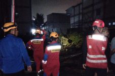 Brimob Polda Kaltim Bergerak Cepat Padamkan Kebakaran Gudang di Balikpapan Barat
