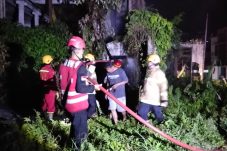 Brimob Polda Kaltim Padamkan Kebakaran Lahan di Balikpapan Tengah Saat HUT Kemerdekaan