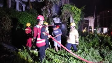 Brimob Polda Kaltim Padamkan Kebakaran Lahan di Balikpapan Tengah Saat HUT Kemerdekaan