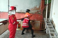 Malam Kemerdekaan, Brimob Polda Kaltim Berjibaku Padamkan Kebakaran Rumah Kosong