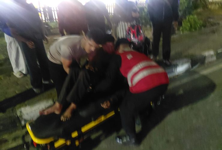 Brimob Evakuasi Korban Kecelakaan Tunggal di Depan Mako Stalkuda Balikpapan