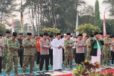 Di Tengah Kabut Asap, Ratusan Satgas Karhutla Gelar Salat Istiska di Makodam VI Mulawarman