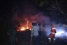 Kebakaran Lahan di Gunung Bayan Capai 2 Hektare, Polsek Muara Pahu Bersama Tim Gabungan Cegah Api Menjalar ke Permukiman