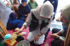 Mahasiswa KKN UMM Sulap Limbah Kulit Jeruk Jadi Lilin Aromaterapi Bernilai Ekonomi